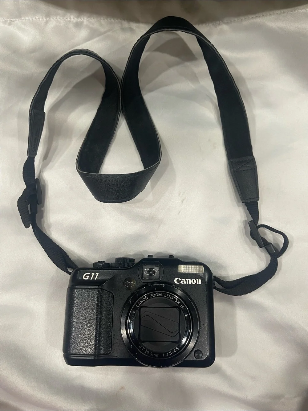 Canon G11 Compact Digital Camera in Black with Neck Strap
